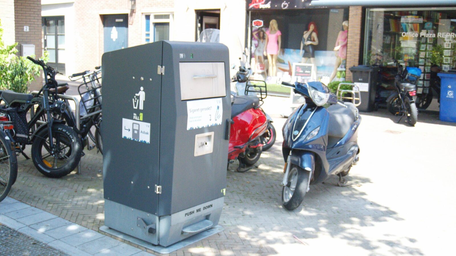 Een afvalcontainer.