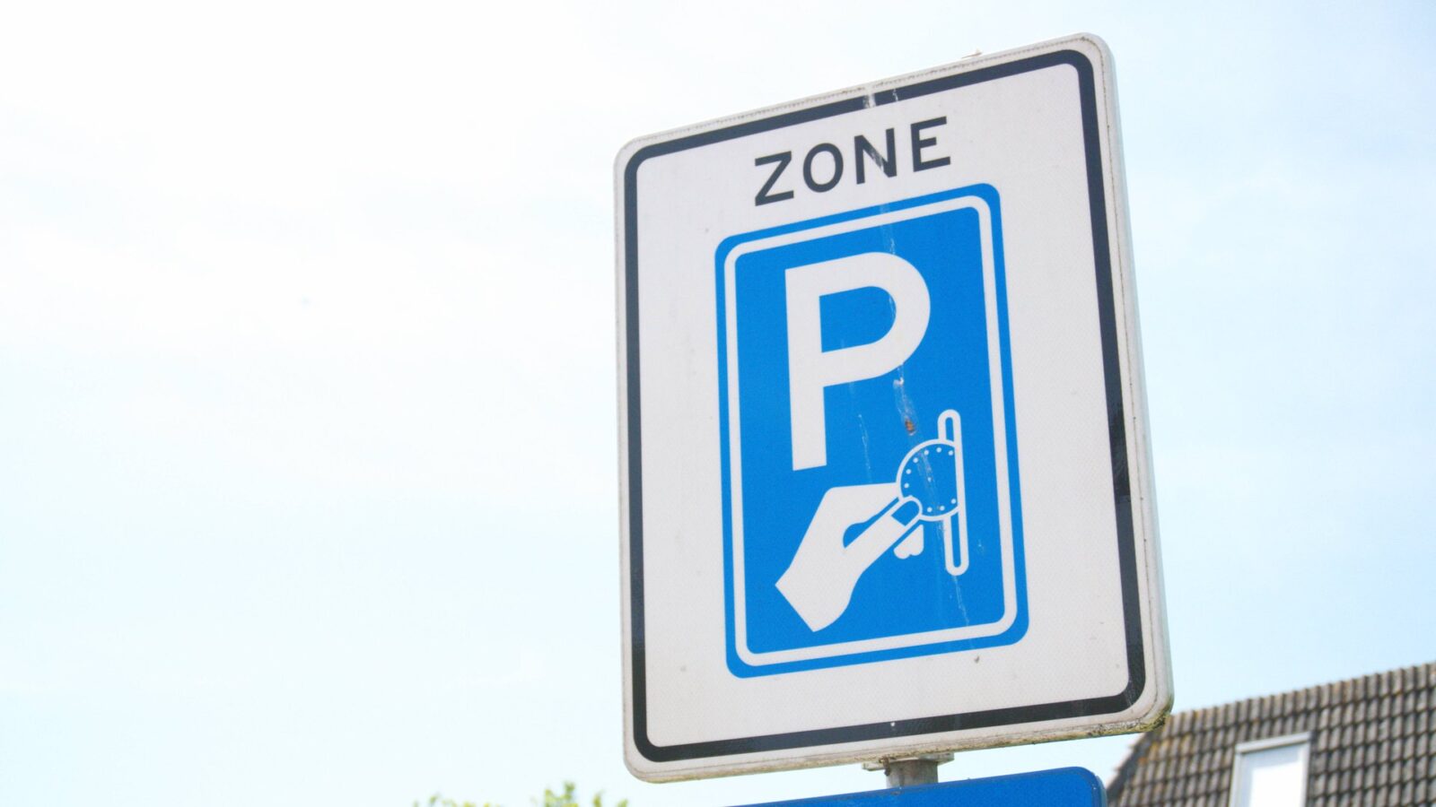 Een verkeersbord met betaald parkeren.