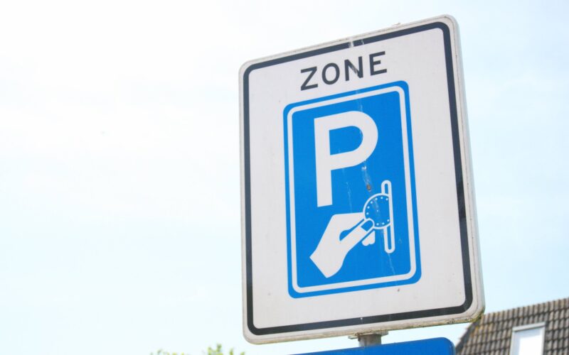 Een verkeersbord met betaald parkeren.