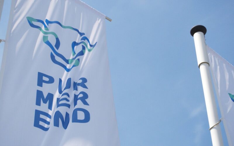 Een banner met het logo van de gemeente Purmerend.